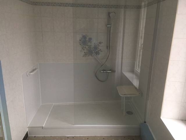 Remplacement d'une baignoire par douche sécurisée pour sénior à Villefontaine, Isère (38)