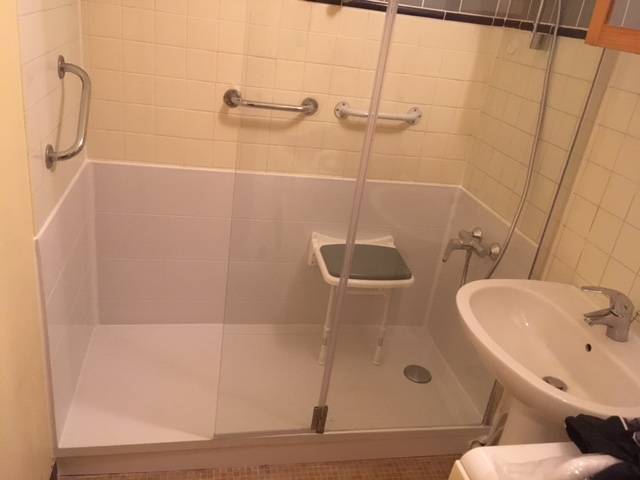Remplacement d'une baignoire par douche sécurisée pour sénior à Vienne, Isère (38)