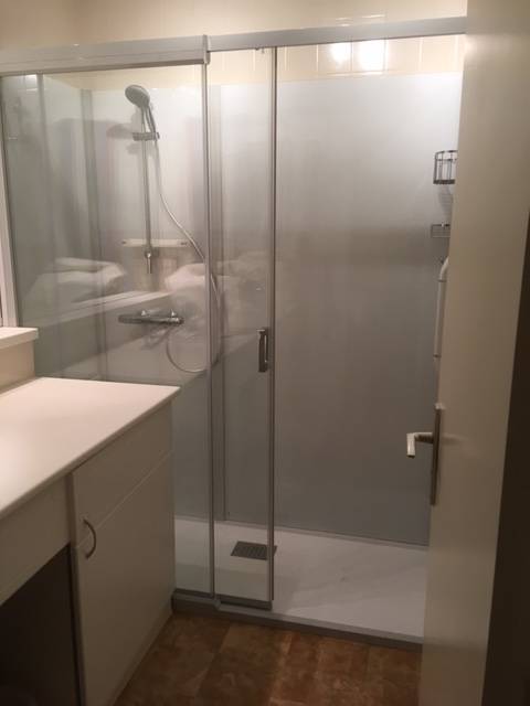 Remplacement d'une baignoire par douche sécurisée pour sénior à Bourgoin-Jallieu, Isère (38)