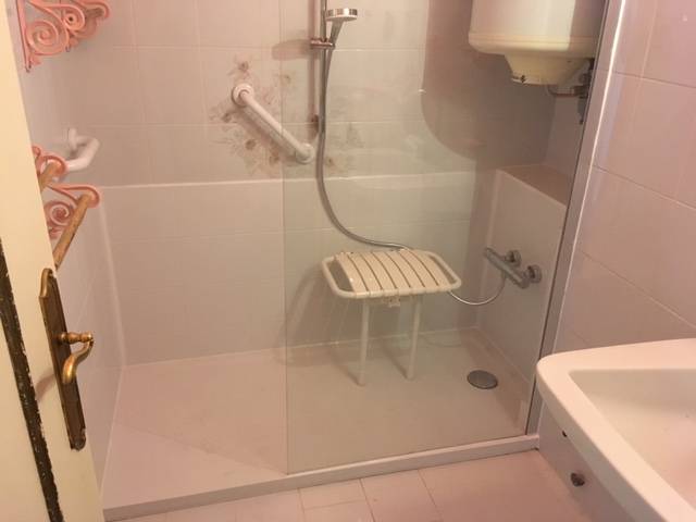 Remplacement d'une baignoire par douche sécurisée pour sénior à Saint-Martin-d’Hères, Isère (38)