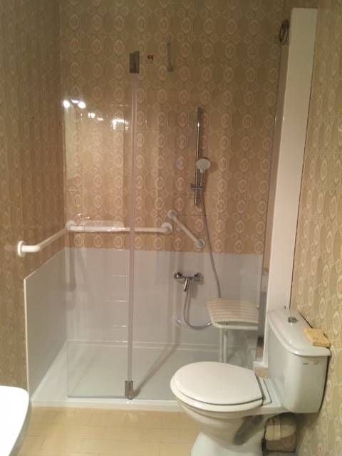 Remplacement d'une baignoire par douche sécurisée pour sénior à Saint-Égrève, Isère (38)