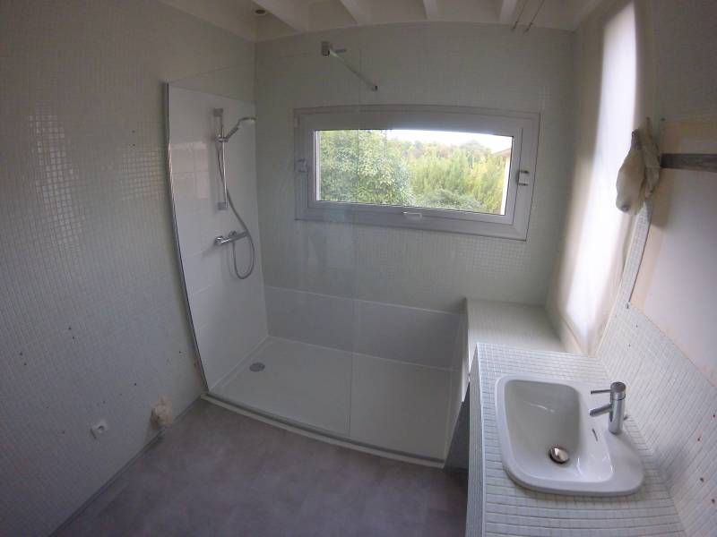 Remplacement d'une baignoire par une douche sécurisée pour sénior dans la région de Valence, Rhône Alpes