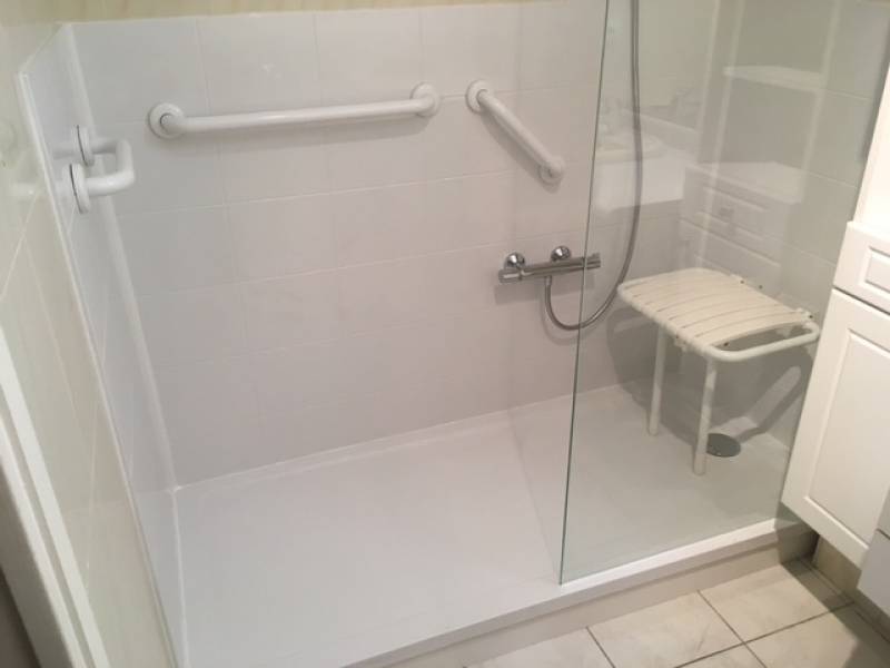 Remplacement baignoire par douche sénior sécurisée à Castelnau-le-Lez, Hérault (34)