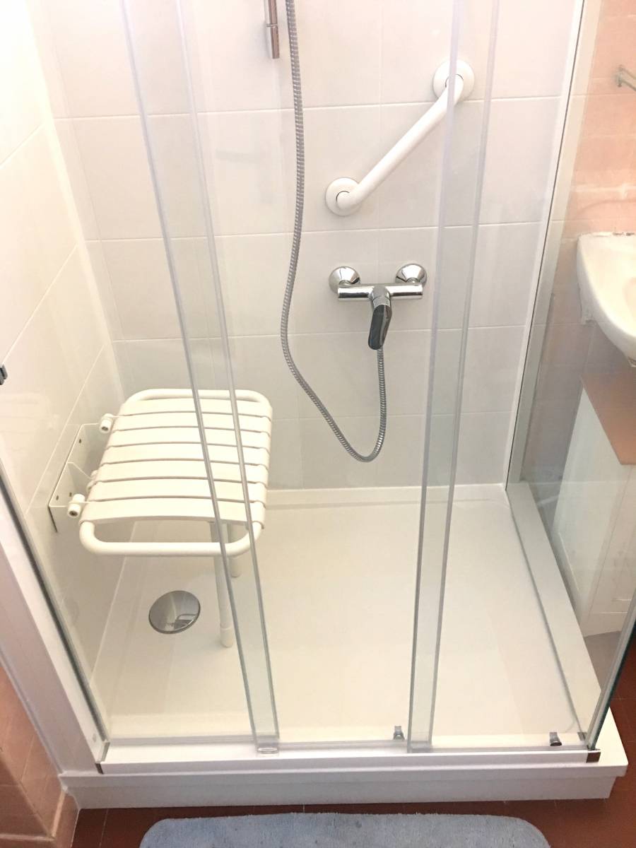 Remplacement baignoire par douche sécurisée senior